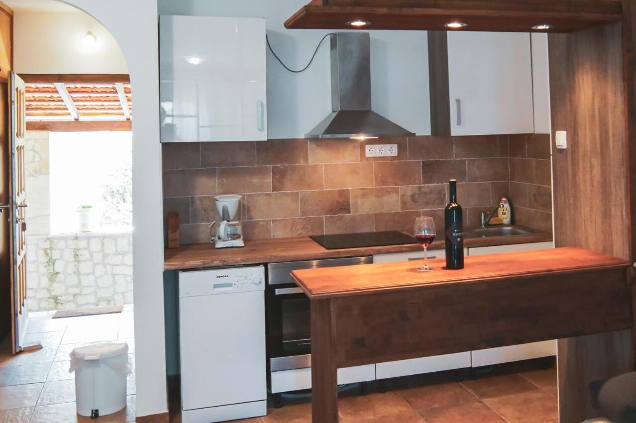 Fully Renovated One Bedroom Apartment With A Seaview - A Sevid Exteriör bild